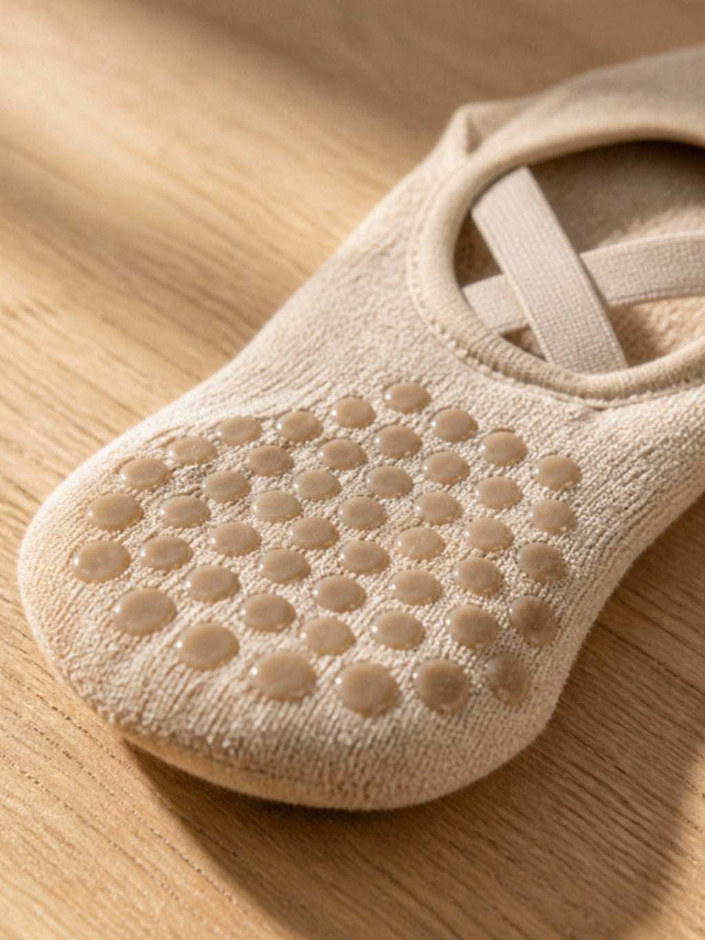Gros plan sur la semelle : picots en silicone sur coton éponge beige