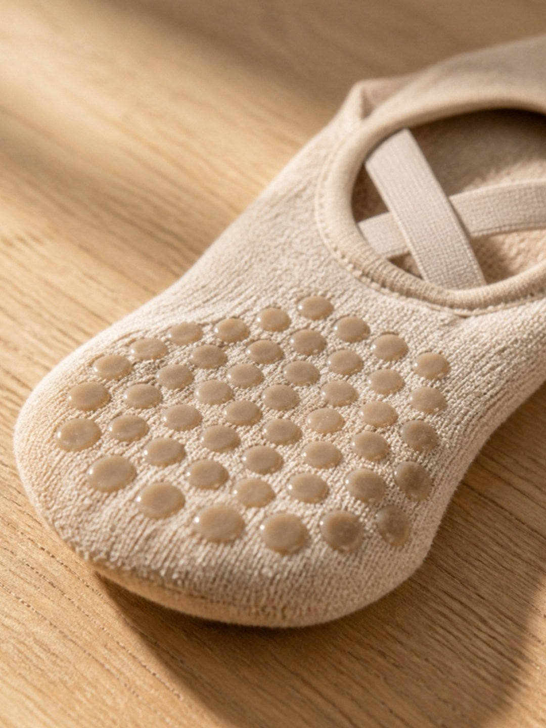 Gros plan sur la semelle : picots en silicone sur coton éponge beige