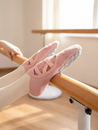 Chaussettes grip Ancrée rose poudre sur une barre de danse, semelle à picots visible